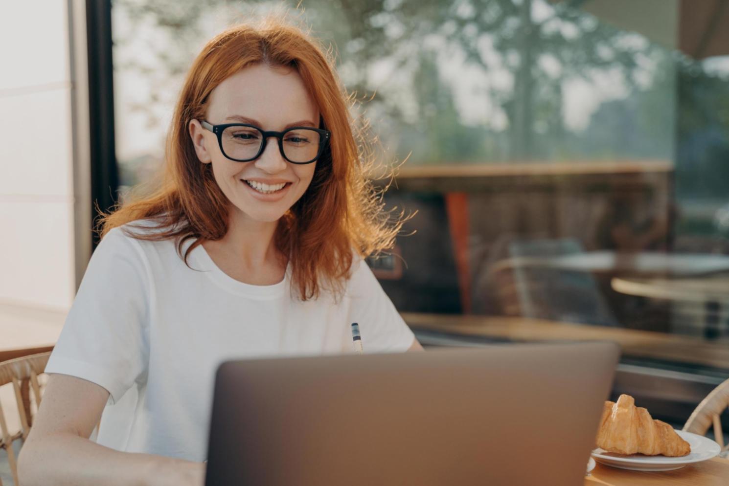 Espace de travail moderne avec documents financiers et outils d'analyse